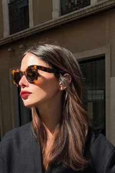 @solenelara Chic Mid Length Hair, Quiet Luxury Hairstyle, Brunette Medium Length Hair, Straight Hair Balayage, Sun Kissed Brunette, Dark Brown Hair Brown Eyes, Olivia Palermo Hair, Lily Collins Hair, Effortless Hair