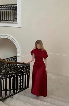 Modest Gala Dresses, Colorful Elegant Outfits, Old Money Modest Outfit, Hot Dresses Classy, Modest Red Dress, Modest Graduation Outfit, Red Classy Dress, Old Money Dresses, Old Money Dress