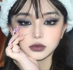 Silver Shimmery Eye Makeup, Dark Douyin Eye Makeup, Emo Douyin Makeup, Grunge Douyin Makeup, Dark Asian Makeup, Goth Douyin Makeup, Dark Korean Makeup, Dark Douyin Makeup