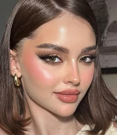 Natural Formal Makeup Brown Eyes, Gold Makeup Prom, Brown And Gold Makeup Looks, Gold And Brown Makeup, Natural Gold Makeup, Brown Gold Makeup, Brown And Gold Makeup, Maquillage Aesthetic, Cool Toned Makeup Looks