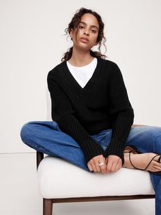 We cut this oversized sweater with a cropped hem, knitting it in our chunky, mercerized cotton yarn—a special process that produces a smoother, silkier handfeel with a signature luster.  Cut in a wedge shape, distinguished by its wide fit at the shoulders that gently tapers towards the hem.  Oversized fit.  Cropped length.  Organic: Made with certified, organically grown cotton that's easier on the earth.  V-neck.  Straight hem.  Oversized fit.  Long sleeves.  Cropped length.  Model: Size S, 5'1 Black V Neck Sweater Outfit, Black V Neck Sweater, Mercerized Cotton Yarn, Cotton Jumper, Chunky Knitwear, Banana Republic Women, Set Outfit, Oversized Sweater, Christmas Wishlist