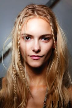 Cute and easy spring/festival hairstyle - Mini braids Tiny Braids, Weekend Hair, 70s Hair, Small Braids, Micro Braids, Greasy Hair Hairstyles, Farrah Fawcett, Iconic Fashion, Long Blonde