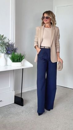 Casual Spring Work Outfits For Women 2024, Structured Outfits For Women, Wide Leg Pants With Blazer, Classy Outfits For Women Casual, Summer Plane Outfit, Italian Woman Style, Business Woman Outfits, Jw Outfits, Italian Office