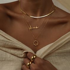 Long Necklace Outfit, Ušný Piercing, Gold Filigree Necklace, Gold Locket Necklace, Sun Necklace, Gold Locket, Jewelry Fashion Trends, Summer Necklace