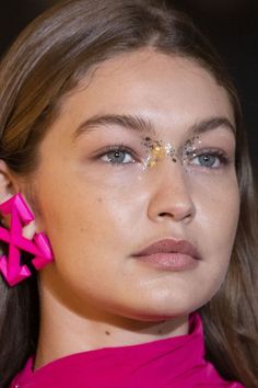 Catwalk Makeup, Vogue Makeup, Fashion Show Makeup, Faux Freckles, High Fashion Makeup, Runway Makeup, Cool Makeup Looks, Nails 2020, Spring Makeup