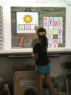 We love build a word. Once we do it all together on the SMART board, I assign it to them in Google Classroom! It fun, engaging and completely paperless. Practice building your CVC words using pictures and drag and drop letters. Kindergarten Technology, Centers Kindergarten, Teaching Games, Digraphs Activities, First Grade Phonics