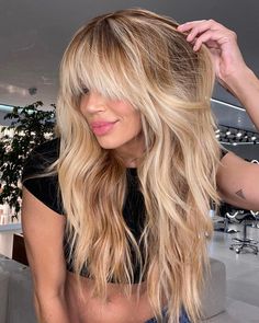 Blonde Layered Long Hair, Long Hair With Bangs Blonde, Blond Bangs, Long Layered Haircuts With Bangs, Farah Fawcett Hair, Long Hairstyles With Bangs, Layered Ends, Bangs Inspo, Shaggy Layers