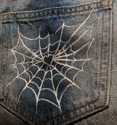 сердечко из паутины(рисунок на штанах) Spiderman Jeans Diy, Y2k Bleached Jeans, Designs To Draw On Pants, Bleached Pants Design, Drawing On Jeans Ideas, Drawing On Jeans, Jean Painting Ideas