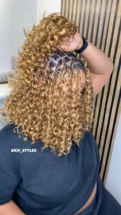 Boho Knotless Bob🔥 With synthetic curls. 𝐁𝐑𝐀𝐈𝐃𝐒 𝐛𝐲 @bkh_styles #braidstyles #bohostyle #bohobraids #hairstyle #hairstyleideas Styles For Short Boho Knotless Braids, Short Boho Braids With Curls, Goddess Braids Bob Hairstyles, Short Braids For Black Women With Color, Hair Styles For Braids With Curls, Short Bohieman Knotless Box Braids, Hair Braids Ideas Black, Blonde Short Boho Knotless Braids, Short Blonde Braids With Curls