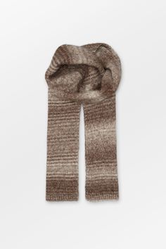 Collection: AW 2024. Material: 51% Alpaca Wool/49% Cotton. Description: Lenny Scarf from Becksöndergaard is a classic scarf available in a rectangular shape with a striped pattern. It's made of alpaca wool to ensure you stay warm throughout the winter. Size: 9.4" x 70.9" (24 x 180cm.) Care: Dry clean. About: In 2003, Becksöndergaard started in Copenhagen, when founders Anna Søndergaard and Lis Beck set out to create accessories for women who love playful and personal designs that can be styled season after season. Soon, the brand became renowned for its colors, contrasts and unique prints. Becksöndergaard was founded with a passionate belief that women should dress with a personal touch. The brand has a playful and straightforward approach to colors and materials, while remaining true to i Book Throw Pillows, Aw 2024, Classic Scarf, Bed Throw Blanket, Linen Tea Towel, Unique Prints, Fabric Sale, Cold Weather Accessories, Kids Pants