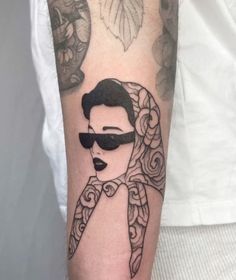 a woman with sunglasses on her head is depicted in this tattoo design by the artist