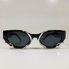 Black Vintage Fashion Frame Sunglasses With Silver Snakes Similar To Alexander Wangs Gent .Monsters Funky Frames, Futuristic Glasses, Space Age Fashion, Sunglasses Fit, Futuristic Clothing, Tiffany Sunglasses, Japan Outfits, Sunglasses Design, Hexagon Sunglasses