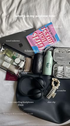 Carry On Aesthetic Travel, Travel Essentials Flight, What To Put In Travel Bag, Packing Aesthetic Backpack, Airport Tote Bag Essentials, What’s In My Airport Bag, Airport Bag Essentials Long Flights, Whats In My Carry On Bag Aesthetic, Whats In My Airplane Bag