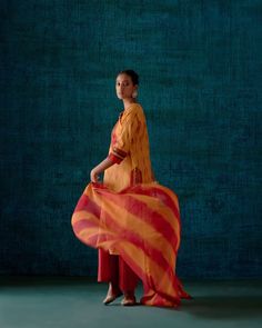 Ethnic Wear Poses, Shoot Setup, Photography Video Ideas, Model Vision Board, Indian Poses, Poses For Shoot, Mango Style, Catalogue Shoot