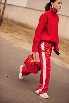 The best street style from Paris Fashion Week spring/summer 2019 - Vogue Australia Sport Fashion Style, Sport Luxe, Mode Editorials, Look Adidas, Walking Down The Street, Street Style Grunge, Moda Paris, Paris Fashion Week Street Style, Street Fashion Photography