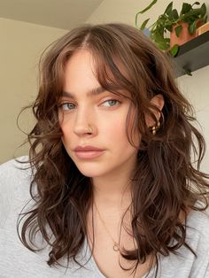 This mid-length curly haircut is all about embracing natural texture while adding just enough structure with soft layers. The layers prevent the hair from feeling too heavy, allowing the curls to bounce freely and frame the face beautifully. Curly Wavy Hair Layers Medium, Curly Face Frame Layers, Shaggy Naturally Wavy Hair, Medium Short Hairstyle Women Wavy Hair, Wavy Layer Haircut, Wispy Bangs With Face Framing Layers Wavy Hair, Mid Length Hairstyles For Wavy Hair, Haircuts Ideas For Wavy Hair, Medium Layered Hair Bangs