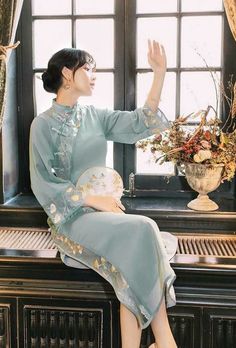 Modern Chinese Dress, Dress Muslim Modern, Chinese Clothing Traditional, Traditional Asian Dress, Asian Style Dress, Qi Pao, Modern Gown, Chinese Traditional Dress, Ancient Chinese Dress