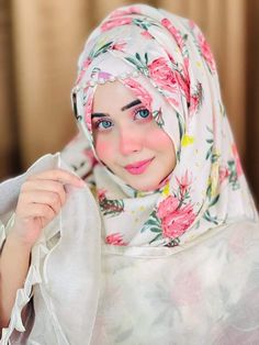 Hajib Fashion, Shayari Dp, Modesty Dress, Dp Picture, Hijab Dpz, Beautiful Eyes Images, Romantic Couple Images, Simple Hijab, Muslim Images