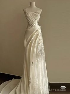 Creative Wedding Dress, White Birthday Party, قلادات متدلية, White Birthday, Country Wedding Dresses, Dream Wedding Ideas Dresses, Prom Dress Shopping, Satin Wedding Dress