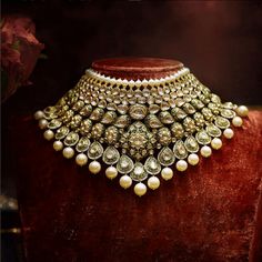 Love this pearl heritage Sabyasachi jewellery set from 2018 collection. #Frugal2Fab Kundan Jewellery Set, Bridal Jewelery, Style Africain, Indian Bridal Jewelry Sets, Wedding Jewellery Collection