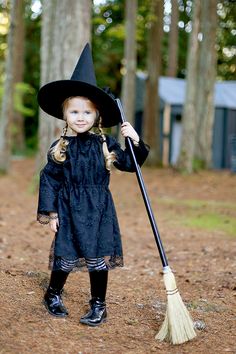 Free Witch Hat Pattern + DIY Witch Costume - Sew Much Ado Boy Witch Costume, Toddler Witch Makeup, Witch Dress Diy, Witch Halloween Costume Diy, Scary Witch Costume, Diy Witch Costume, Toddler Witch Costumes, Easy Homemade Halloween Costumes, Kids Witch Costume