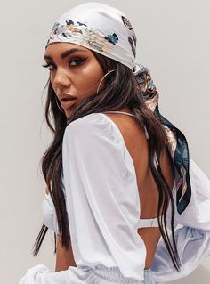 Hair Scarf Styles, Head Scarf Styles, Bandana Hairstyles, Mode Inspo, Scarf Hairstyles, Outfits Casuales, Princess Polly, Scarf Styles, Head Scarf