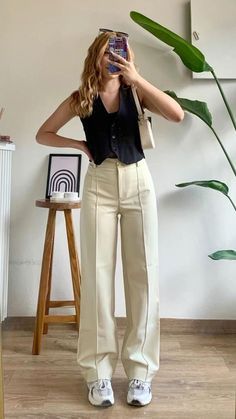 Business Casual Outfits For Women Trendy, Work Outfits Women Semi Casual, Trendy Buissnes Casual Outfits Woman, Semi Formal Outfits Summer, Corporate Summer Outfits Office Wear, Dressy Trouser Outfits, Minimalist Women Outfits, Spring Semi Formal Outfits, Elegant Back To School Outfits