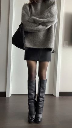 Grey Sweater Outfit, Rok Mini, Estilo Indie, Skandinavian Fashion, Chique Outfits, Uni Outfits, Miniskirt Outfits, Looks Street Style, Black Mini Skirt