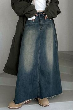 Boho Beauty: Styling a Denim Skirt for a Bohemian Look Denim Style Casual, Long Skirt Casual, Mode Boho, Skirt Y2k, Denim Skirt Women, Jeans Casual, Denim Maxi Skirt, Skirt Fits