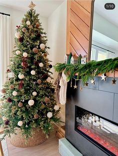 Christmas Tree Wood Garland, Christmas Tree Decor Ideas Neutral, Christmas Tree With Dark Green Ornaments, Brown Neutral Christmas Tree, Silver And Gold Tree Christmas, Natural Christmas Tree Ideas Rustic, Gold And Brown Christmas Tree, Slim Christmas Tree Ideas