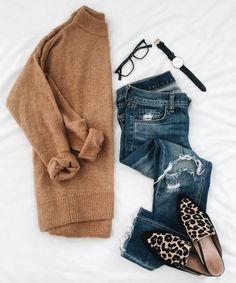 Look Plus Size, Elegant Outfits, Camel Sweaters, Fashion Diva, Outfits 2017, Print Shoes, Classic Wardrobe, Fashion Sets