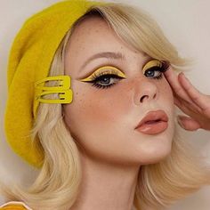 Yellow 70s Makeup, Yellow Makeup Looks, 60’s Makeup, Look Disco, Colorful Eyeliner, Maquillage On Fleek, Yellow Makeup