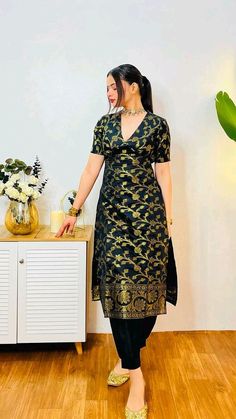 Suit Stitching Ideas Indian, Dress Chudidar Indian Outfits, Short Kurti Dress Designs, Simple Indian Outfits For Wedding, Stitched Kurti Designs From Saree, Kurta Set From Saree, Cord Sets Designs For Women, Indian Suits Design For Women, Kurti Blouse Designs