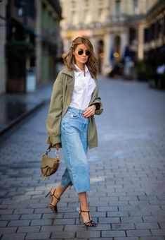 Elevate cropped wide-leg jeans with a utility-inspired anorak, crisp shirt, and heels. How To Style Wide Leg Jeans, Moda Over 40, Gitta Banko, Style Wide Leg Jeans, Outfit Elegantes, Outfit Chic, Cropped Wide Leg Jeans, Office Outfits Women