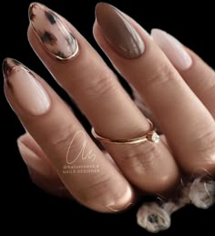 Classic Almond Nail Design, Elegant Almond Nails Classy Short, Nye Nail Ideas Almond, Neutral And Gold Nails, Elegant Almond Nails Classy, Wedding Guest Nails Ideas Classy, Corporate Nails, Ongles Beiges, Subtle Nails