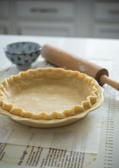 Pie crust fluted on a pie pan. Pie Crust With Lard, Light Flaky Pie Crust, Lard Pie Crust, Butter Pie Crust, Pie Dough Recipe, Pie Crust Recipe, Perfect Pie Crust, Pie Crusts, Best Pie