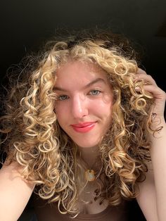 Curly Hair Inspo, Curly Hair Photos, European Women, Selfie Ideas, Beauty Clothes, Summer Hair, Hair Dye, Aesthetic Hair, Summer Hairstyles