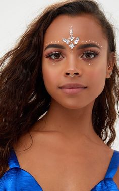 Festival Face Jewels, Jewel Makeup, Look 80s, Angel Makeup, Festival Makeup Glitter, Festival Face, Pride Makeup, Trend Forecast, Glitter Face