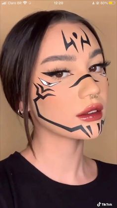 Jjk Sukuna Makeup, Sukuna Face Paint, Sukuna Makeup Tutorial, Sukuna Make-up, Sukuna Costume Female, Sukuna Eyeliner, Sukuna Female Cosplay, Female Sukuna Cosplay, Anime Halloween Makeup