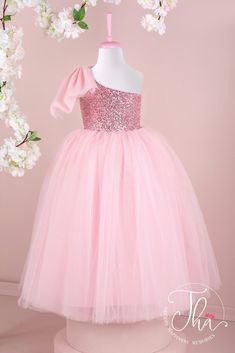 #kidsfashiontrends #babytrends #superfashionkids #toddlermodel #trendybaby #toddlerclothing #babyootd #babymodelling #kidfashion #fashionbabies Pink Birthday Dress, Pink Sequin Top, Celebration Dress, Pink Party Dress, Fairytale Princess, Tulle Bow, Pink Party Dresses, Pink Theme, Tulle Bows