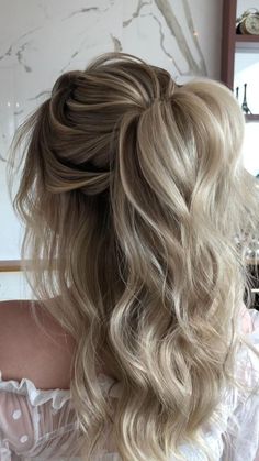 Wedding Hairstyles - How to Create the Right Style For Your Hair! #weddinghairstyle Winter Wonderland Hairstyles, Prom Hair Up, Prom Hair Medium, Simple Prom Hair, Prom Hairstyles For Short Hair