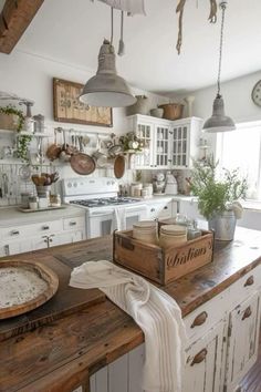 Farmhemian Kitchen, Amber Kitchen, Farmhouse Kitchen Inspiration, Chateau Style, Farmhouse Kitchen Design, Cottage Kitchens, French Country Kitchen, Chic Kitchen