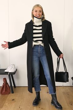 Style Long Black Coat, Winter Outfits Long Black Coat, Dm Boots Outfits Winter, Korean Style Fall Outfits, Long Coats For Women Outfits, Outfit Jeans Noir, Long Black Coat Outfit Winter Classy, Black Jacket Outfit Winter, Black Coatigan Outfit