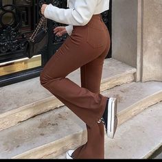 Super On Trend High Rise Brown Flare Jeans From Fashion Nova ! This Size Is Sold Out On Their Website Brown Jeans Outfit Women, Brown Flare Pants Outfit, Brown Jeans Outfit, Jeans Marron, Brown Flare Pants, Flare Jeans Outfit, Brown Flares, High Rise Flare Jeans, Loungewear Women