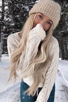 Weather Outfits, Holiday Beauty, Winter Photoshoot, Winter Photos, Winter Mode, Long Blonde, Chic Sweaters