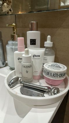 Bathroom Skincare Organization, Coquette Skincare, Bathroom Skincare, Soft Girl Makeup, Shower Products, Black Skin Care, Skincare Organization, Pretty Skin Care