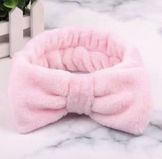 Make-up fleece haarband. Te gebruiken om haar vast te maken voor gezicht reiniging en/of om make-up aan te brengen. Makkelijk in gebruik. Deze fleece haarband is bedoeld zowel voor vrouwen en meisjes. Bow Hairband, Fleece Headbands, Horn Headband, Wash Face, Comfortable Headbands, Spa Headband, Winter Headbands, Soft Headbands, Cute Headbands