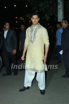 Sidharth Malhotra snapped at Amitabh Bachchan's Diwali Bash! #Celebrity #Style #CelebrityStyle #Fashion #FashionInspiration #StyleInspiration #OutfitIdeas #OutfitInspiration #DiwaliOutfit #Diwali2019 Manish Malhotra Saree, Diwali Outfits, Sidharth Malhotra, Men Kurta