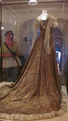 Worth silken peacock gown worn by Mary (Leiter) Curzon, Lady Curzon, Vicereine of India, at the Delhi Durbar (celebration of the coronation of King Edward VII of Britian) in 1903. Dress is covered in peacock feathers, beetle wings, and gold and silver beadwork and weighs over 10 lbs. Silken Peacock, Peacock Gown, Delhi Durbar, Gaun Abad Pertengahan, Beetle Wings, 1900s Fashion, King Edward Vii, King Edward