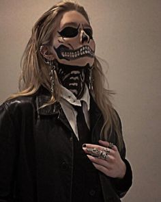 Skeleton Mask Costume, Cool Skeleton Costume, Elegant Halloween Makeup, Skeleton Goth Makeup, Halloween Character Makeup Ideas, Halloween Inspo Makeup, Halloween Makeup Unique, Skull Outfits Halloween, Army Makeup Halloween